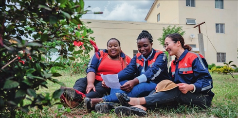 在肯尼亞內(nèi)羅畢，非洲之星鐵路運營公司工電部電子設(shè)備檢修工區(qū)工長陳玲（右）在休息時教學員唱中文歌曲（2023 年 5 月 23 日攝） 王冠森攝 / 本刊