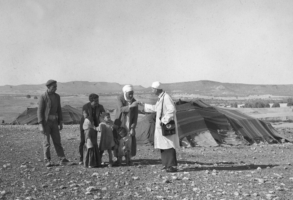 1965年，一名中國援阿爾及利亞醫(yī)療隊醫(yī)生（右一）在阿爾及利亞賽伊達(dá)省為牧民診治。