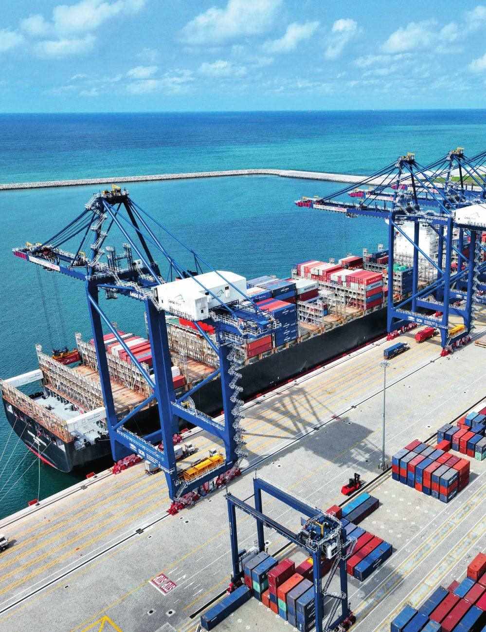 由中國港灣工程有限責任公司承建的尼日利亞萊基深水港位于中尼合作建設(shè)的拉各斯萊基自貿(mào)區(qū)內(nèi)，是尼日利亞首個現(xiàn)代化深水港和最大港口。圖為一艘貨輪在尼日利亞拉各斯萊基深水港裝卸集裝箱（2024 年 3 月 11 日攝）萊基港公司供圖