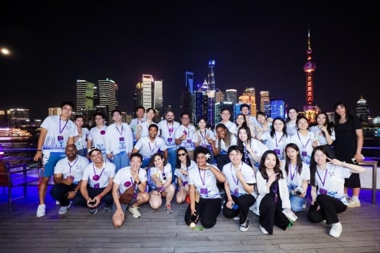 8月21日，中外青年在上海參觀時合影留念。新華社發(fā)（清華大學(xué)供圖）