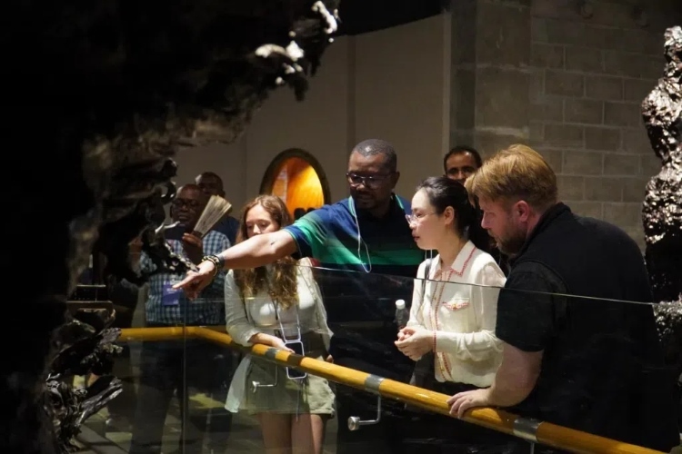 2024“一帶一路”媒體合作論壇聯(lián)合采訪調(diào)研行成員在樂(lè)山烏木文化博覽苑調(diào)研采訪。人民網(wǎng)記者 趙祖樂(lè)攝