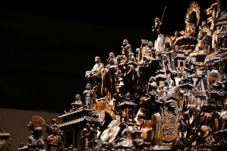 烏木博物館中展出的烏木雕刻藝術(shù)品《西游記》（局部）。本報(bào)記者 伊霄攝