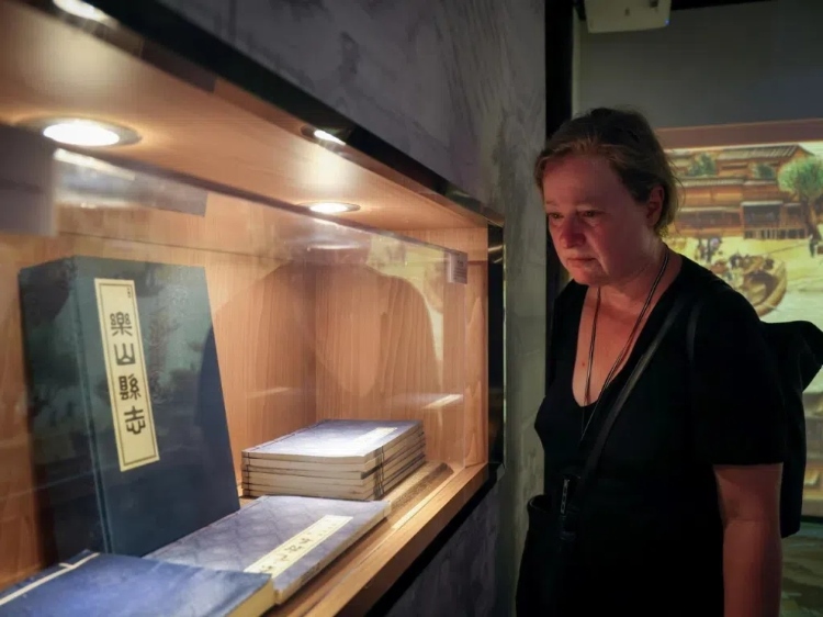 2024“一帶一路”媒體合作論壇聯(lián)合采訪調(diào)研行成員在蘇稽古鎮(zhèn)調(diào)研樂(lè)山歷史文化。本報(bào)記者 伊霄攝