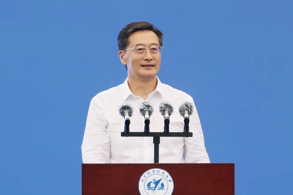 中國工程院院士、北京航空航天大學(xué)校長王云鵬在2024級(jí)新生開學(xué)典禮上講話。校方供圖