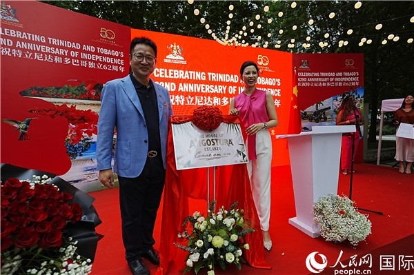 當(dāng)天的慶祝儀式上，還舉行了特多著名酒品牌安高天娜回歸中國(guó)市場(chǎng)的揭幕儀式。人民網(wǎng)記者 趙益普攝