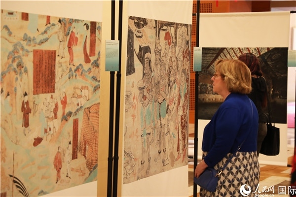 來賓在參觀敦煌高清攝影和壁畫高保真復(fù)制品。 人民網(wǎng)記者 李志偉攝