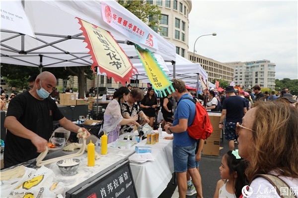 3、活動現(xiàn)場設置了眾多展臺。 人民網(wǎng)記者 李志偉攝