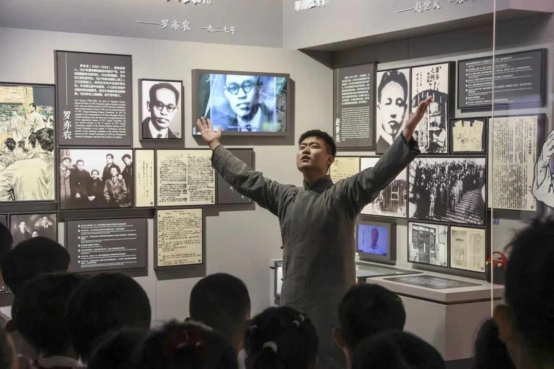 勞模身穿長袍再現(xiàn)烈士事跡。徐匯區(qū)總工會供圖