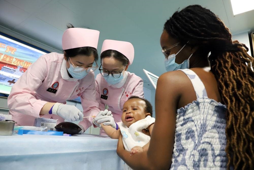 2024年8月12日，中國(guó)海軍“和平方舟”號(hào)醫(yī)院船在莫桑比克馬普托開(kāi)展醫(yī)療服務(wù)。