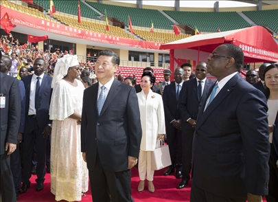 2018年7月22日，國家主席習(xí)近平在達(dá)喀爾同時(shí)任塞內(nèi)加爾總統(tǒng)薩勒共同出席塞內(nèi)加爾競(jìng)技摔跤場(chǎng)項(xiàng)目移交儀式。新華社記者 王曄 攝