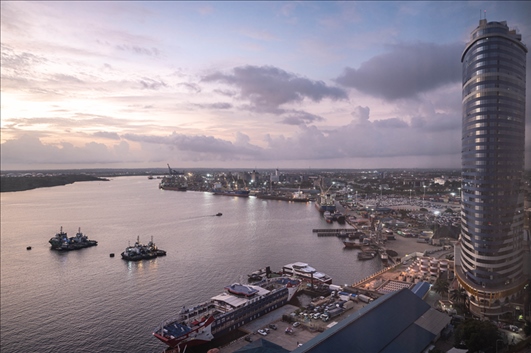 這是2023年12月29日拍攝的日出時(shí)分的坦桑尼亞達(dá)累斯薩拉姆港。新華社記者 王冠森 攝