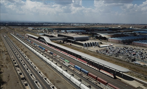 這是2023年9月20日在肯尼亞首都內(nèi)羅畢拍攝的蒙內(nèi)鐵路內(nèi)羅畢站（無人機(jī)照片）。新華社記者 韓旭 攝