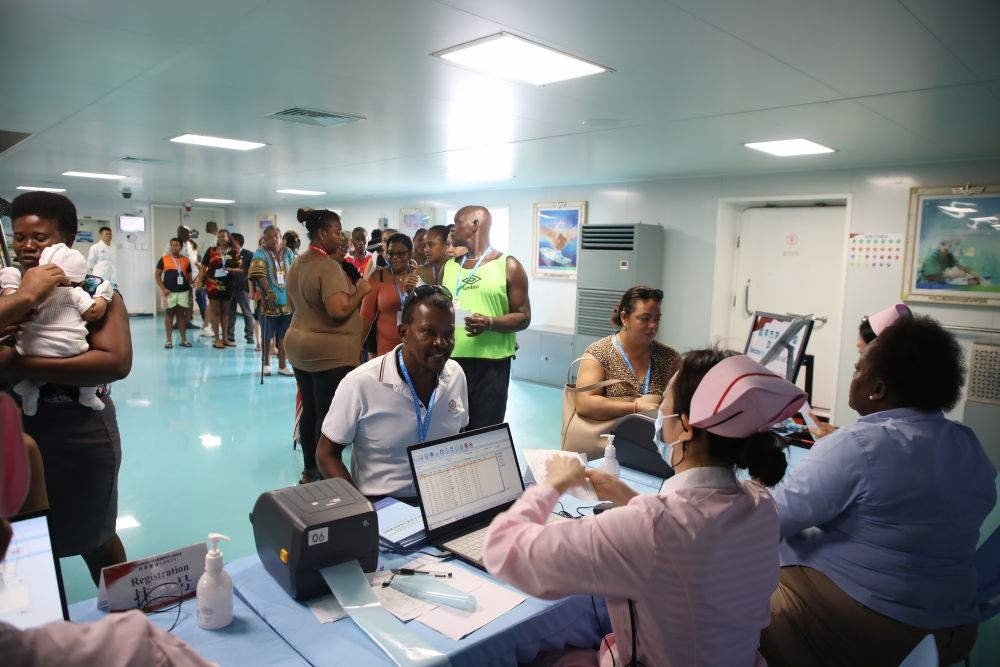 2024年7月8日，塞舌爾民眾在中國(guó)海軍“和平方舟”號(hào)醫(yī)院船上排隊(duì)就診。