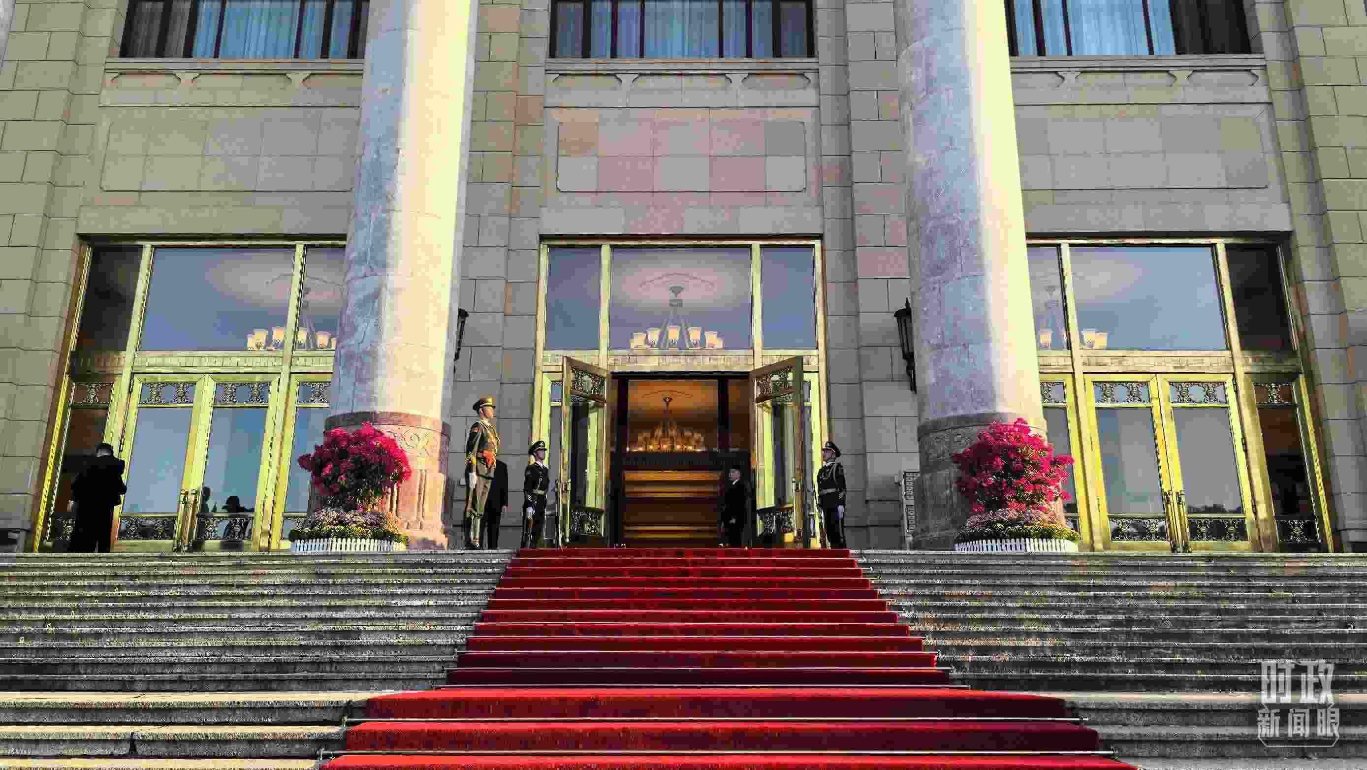 △人民大會堂外，禮兵列隊迎接貴賓。（總臺央視記者陸泓宇拍攝）