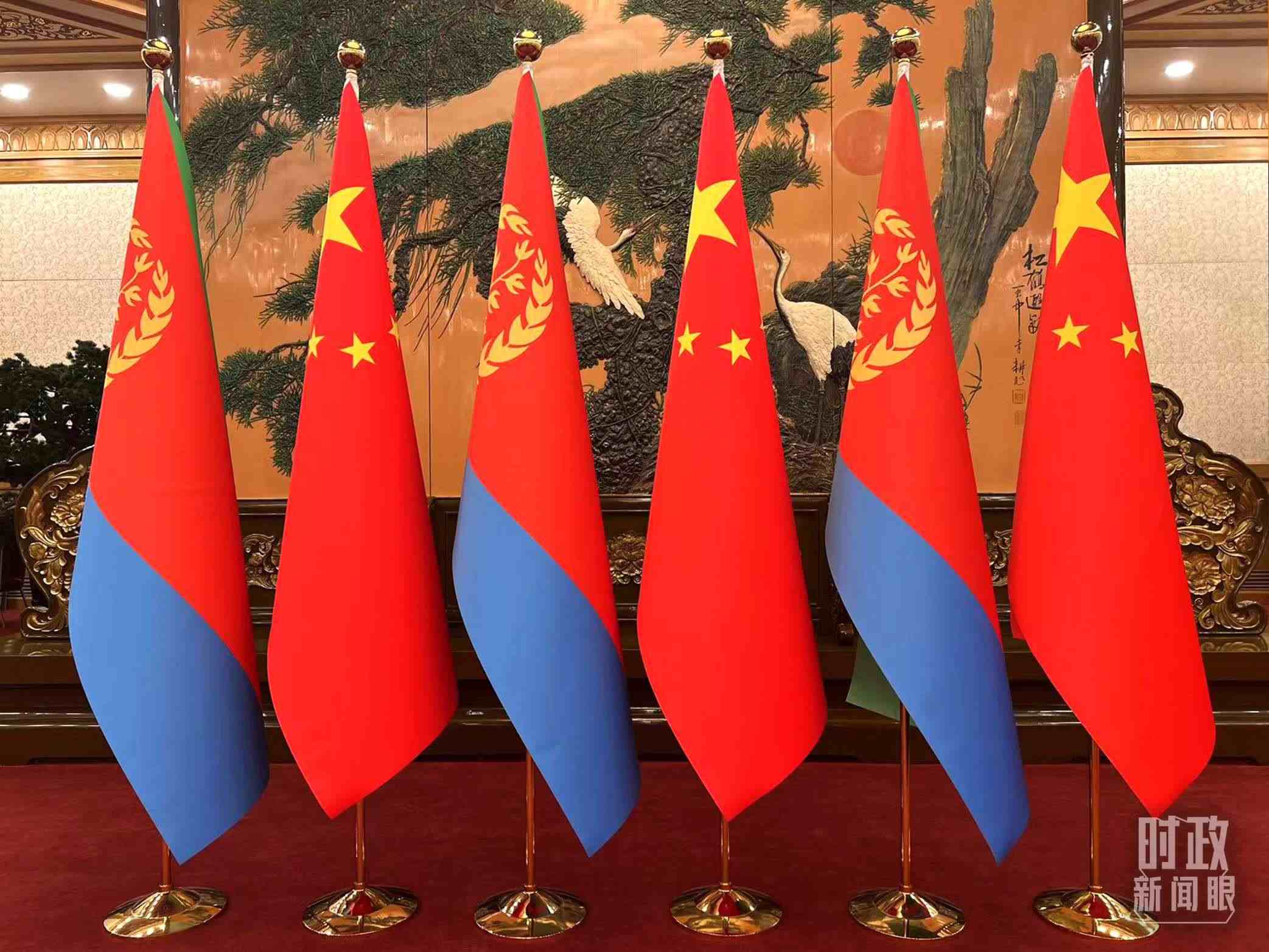 △會見現(xiàn)場擺放的中國和厄立特里亞兩國國旗。（總臺央視記者趙婷拍攝）