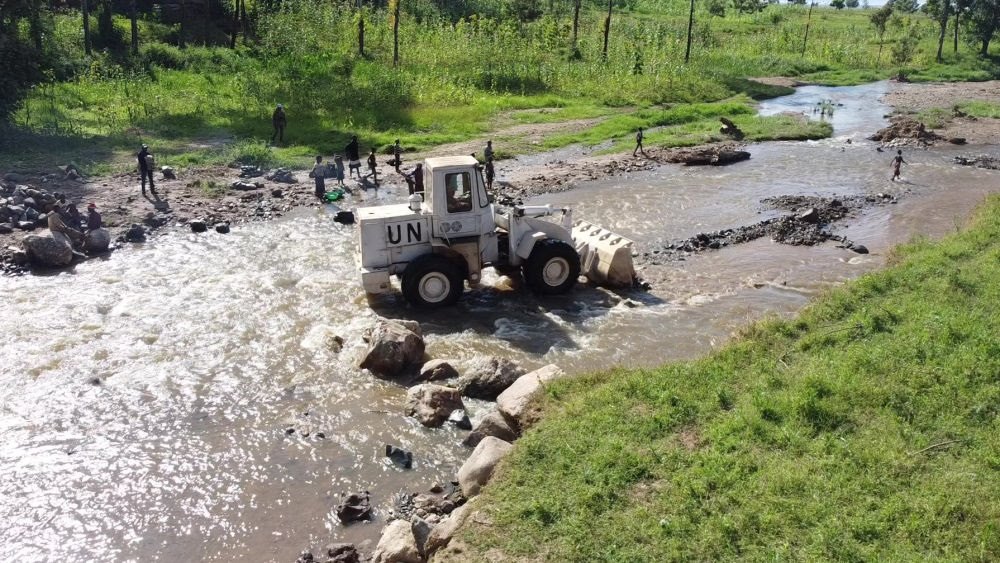 2023年6月7日，在剛果（金）南基伍省卡萊亥地區(qū)，中國(guó)第26批赴剛果（金）維和工兵分隊(duì)官兵進(jìn)行施工作業(yè)。