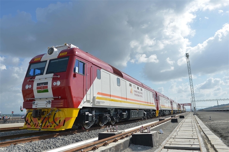 當(dāng)?shù)貢r間2017年5月30日，肯尼亞蒙巴薩，連接肯尼亞港口城市蒙巴薩和首都內(nèi)羅畢的蒙內(nèi)鐵路正式竣工通車。