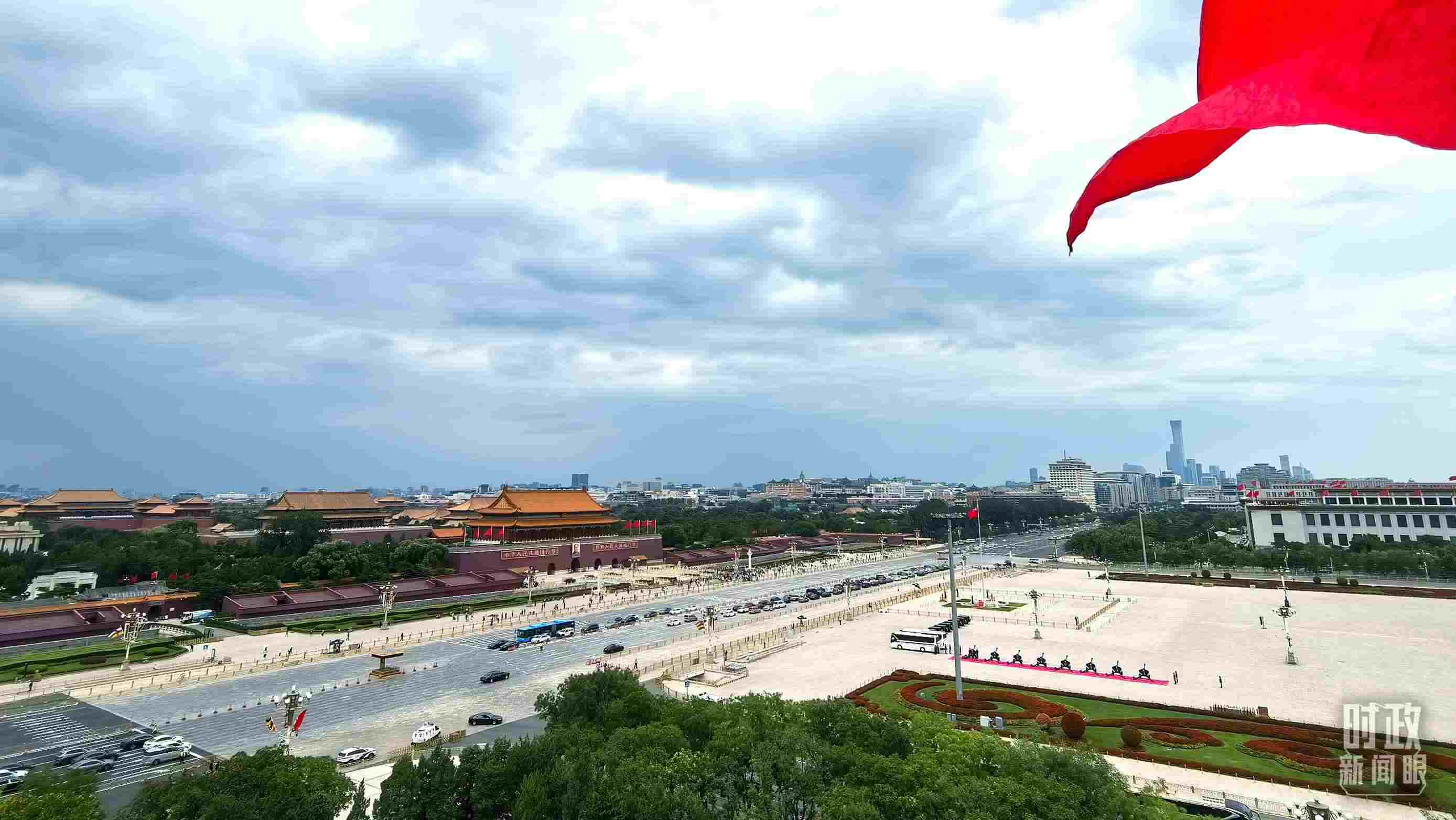 △北京長安街兩側懸掛中非合作論壇成員旗幟。（總臺央視記者張垚拍攝）