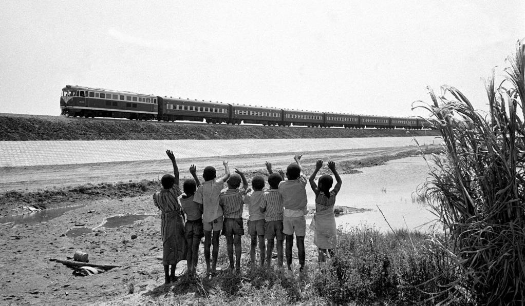 贊比亞魯西瓦西湖畔的少年兒童歡迎坦贊鐵路的列車通到他們的家鄉(xiāng)（1976年攝）。