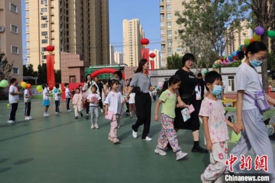 圖為衡水市新苑小學(xué)，小學(xué)一年級新生佩戴“夢想徽章”后，步入校園 。王天祥 攝