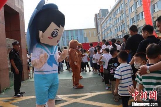 圖為衡水市新苑小學(xué)，老師穿上玩偶服裝歡迎新生入學(xué)。王天祥 攝