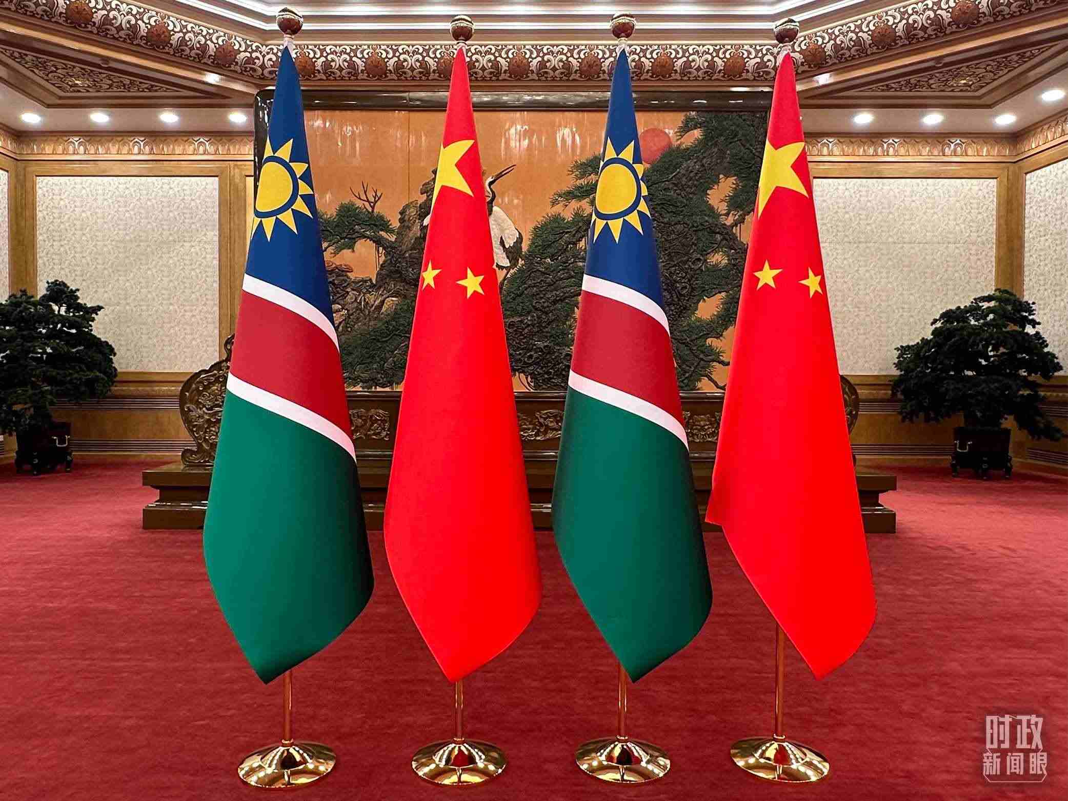  △雙邊會見現(xiàn)場的中國和納米比亞國旗。（總臺央視記者范一鳴拍攝）