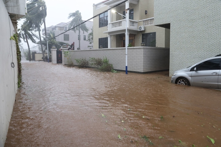 臺(tái)風(fēng)“摩羯”導(dǎo)致海南部分地區(qū)出現(xiàn)洪澇。新華社記者 張麗蕓 攝