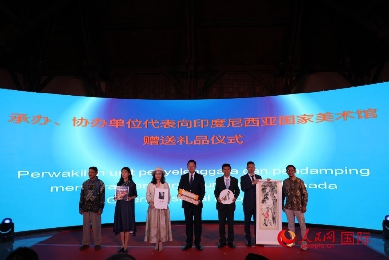 在展覽開(kāi)幕式現(xiàn)場(chǎng)，本次展覽的承辦、協(xié)辦單位代表向印尼國(guó)家美術(shù)館贈(zèng)送禮品。人民網(wǎng)記者 曹師韻攝
