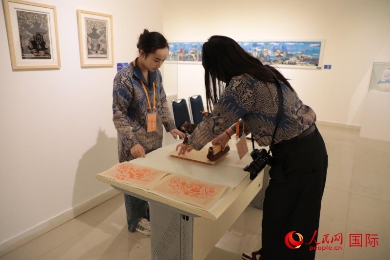 展覽現(xiàn)場(chǎng)的拓印技藝體驗(yàn)工坊。人民網(wǎng)記者曹師韻攝