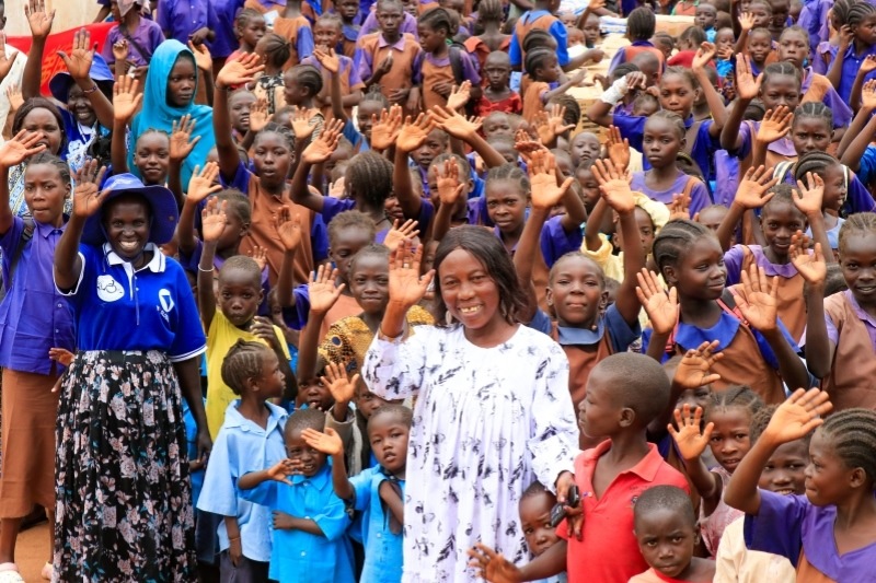 學(xué)校師生送別維和官兵。王軍杰攝