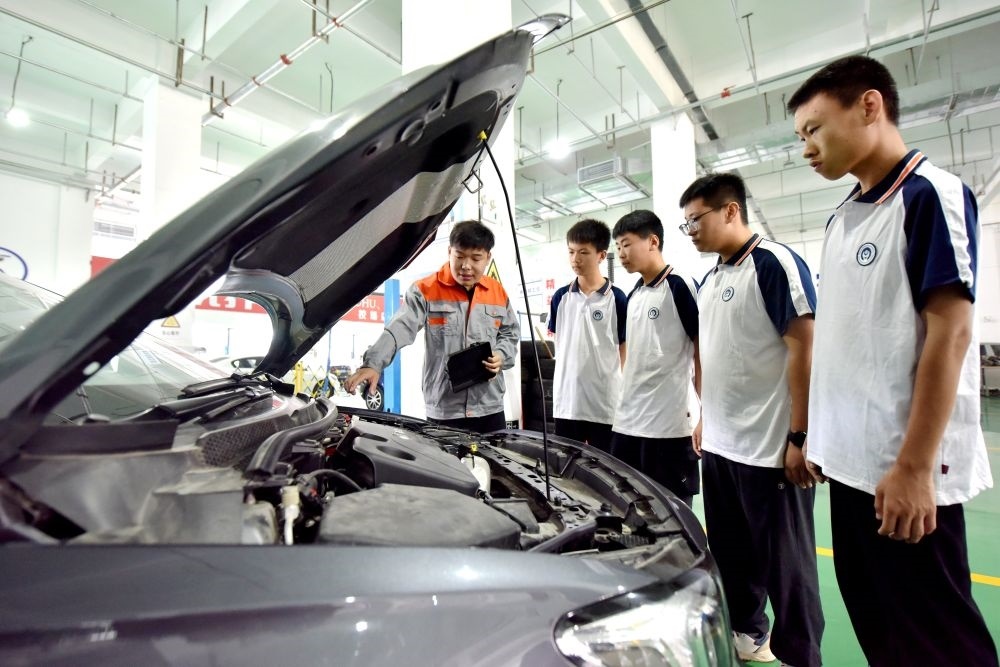 2024年6月7日，河北省邢臺市威縣職業(yè)技術(shù)教育中心教師在指導(dǎo)學(xué)生學(xué)習(xí)汽車維修技術(shù)。新華社記者 王曉 攝