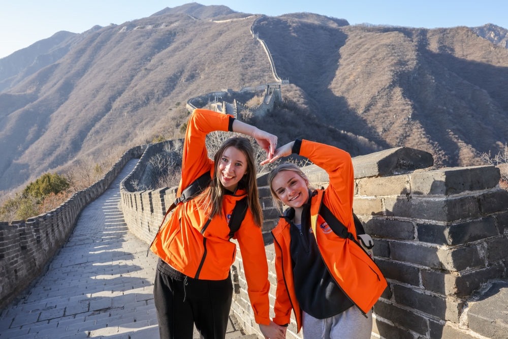 2024年3月20日，美國華盛頓州中學(xué)生代表團(tuán)的成員在北京慕田峪長城留影。新華社記者 殷剛 攝