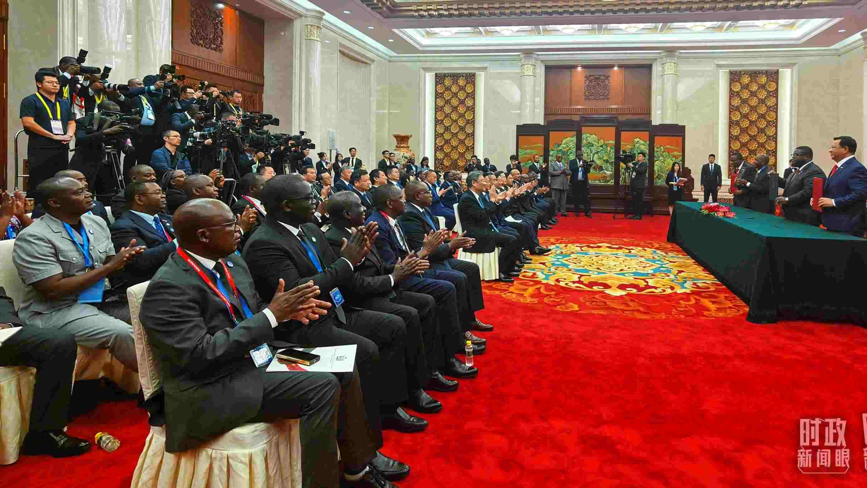 《坦贊鐵路激活項目諒解備忘錄》簽署現場。（總臺央視記者曹亞星拍攝）