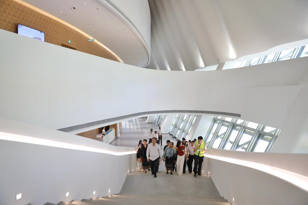 亞洲媒體考察團正在上樓。《中國經(jīng)濟周刊》記者 肖翊攝