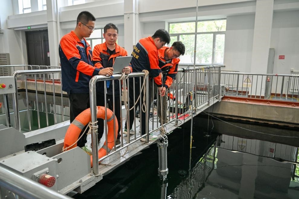 哈爾濱工程大學(xué)水聲工程學(xué)院學(xué)生在進行技術(shù)實驗。新華社記者王松 攝