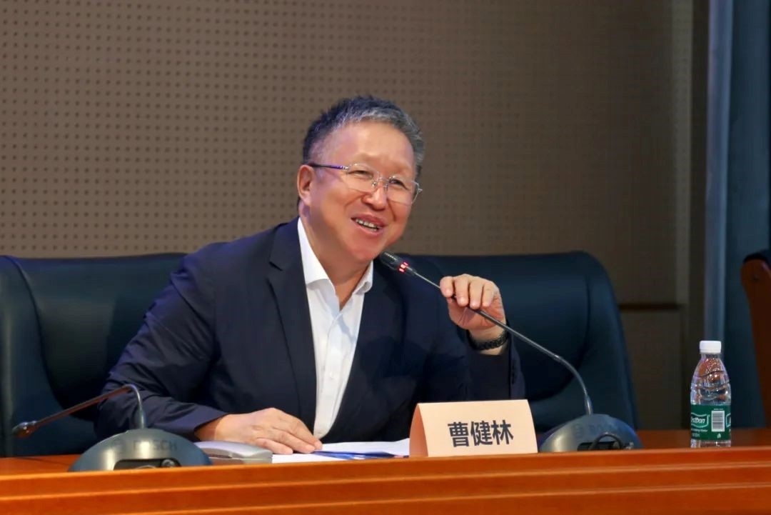 科技部原副部長、十三屆全國政協(xié)教科衛(wèi)體委員會(huì)副主任、現(xiàn)任季華實(shí)驗(yàn)室理事長、主任曹健林致辭。主辦方供圖