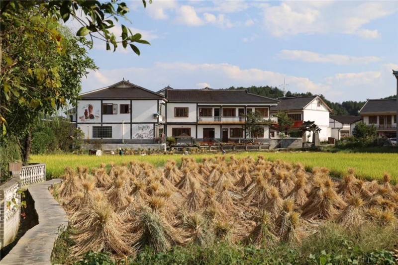 傳統(tǒng)的黔北村莊風(fēng)貌同現(xiàn)代民居元素相融合，人文風(fēng)光與生態(tài)自然風(fēng)景相結(jié)合，人與自然和諧共生。（俄羅斯《中國(guó)與俄羅斯》雜志社社長(zhǎng)奧列格·別列日內(nèi)赫攝）