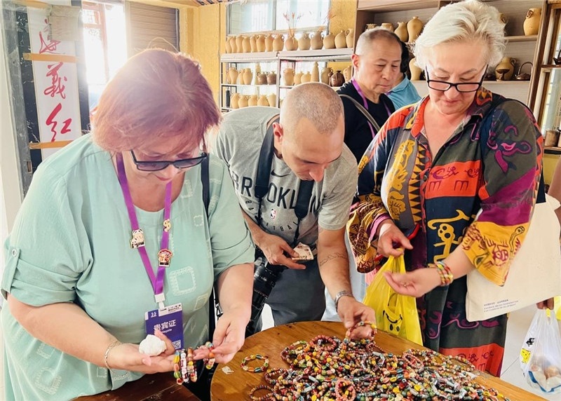 歐亞媒體考察團(tuán)成員在母氏陶藝館內(nèi)挑花了眼，色彩絢麗、質(zhì)地均勻的陶藝手串讓他們愛(ài)不釋手。“這里的東西都太實(shí)惠了！”塔吉克斯坦《索格特真理報(bào)》政論部主任娜塔利婭·多羅費(fèi)耶娃說(shuō)?；宓奶厣a(chǎn)品物美價(jià)廉，讓考察團(tuán)成員為家人好友買(mǎi)到了心儀的禮物，也為此次以四川成都為起點(diǎn)，路經(jīng)南充、廣安至貴州遵義的考察行程畫(huà)上了圓滿句號(hào)。（張亞欣攝）