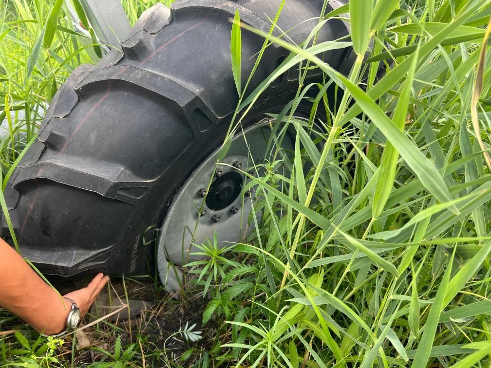 林甸縣一處大型噴灌設(shè)備癟了的輪胎。新華社記者董寶森攝