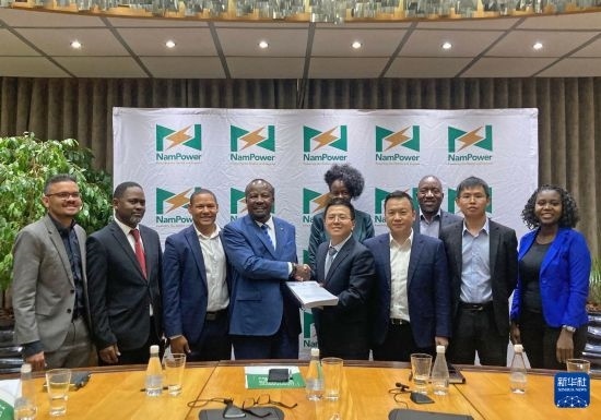 9月9日，在納米比亞首都溫得和克，嘉賓在簽字儀式后合影。新華社發(fā)（江西國際供圖）