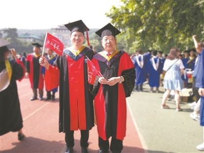 圖為李德仁（右）和學(xué)生肖雄武的合影。 肖雄武供圖