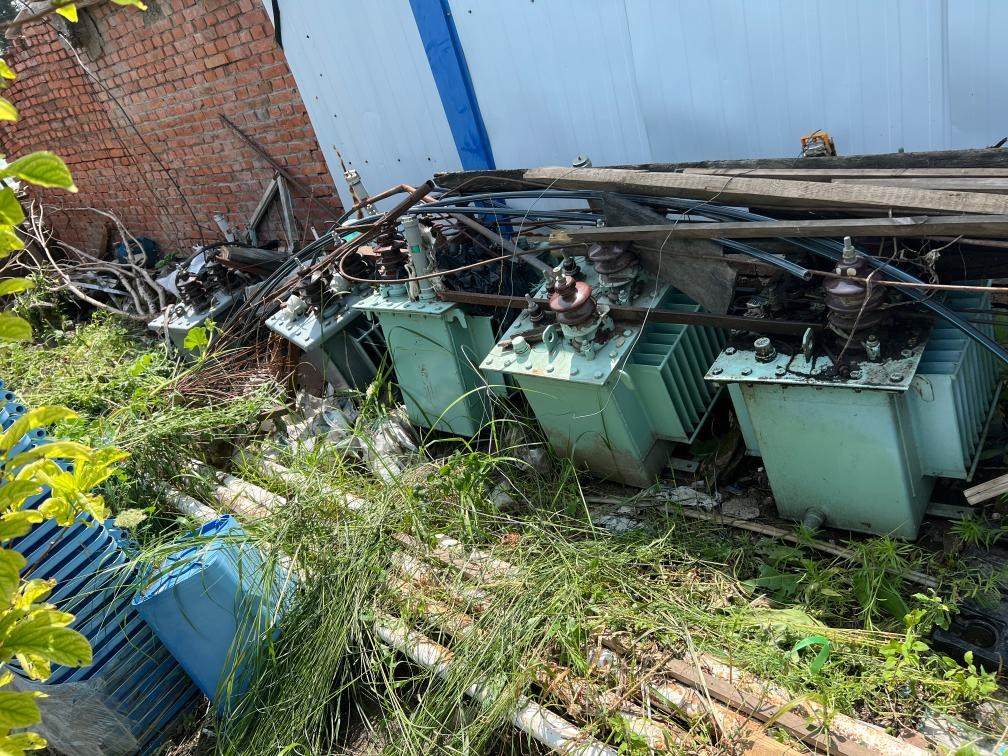 存放在農(nóng)戶(hù)家中的變壓器。新華社記者董寶森攝