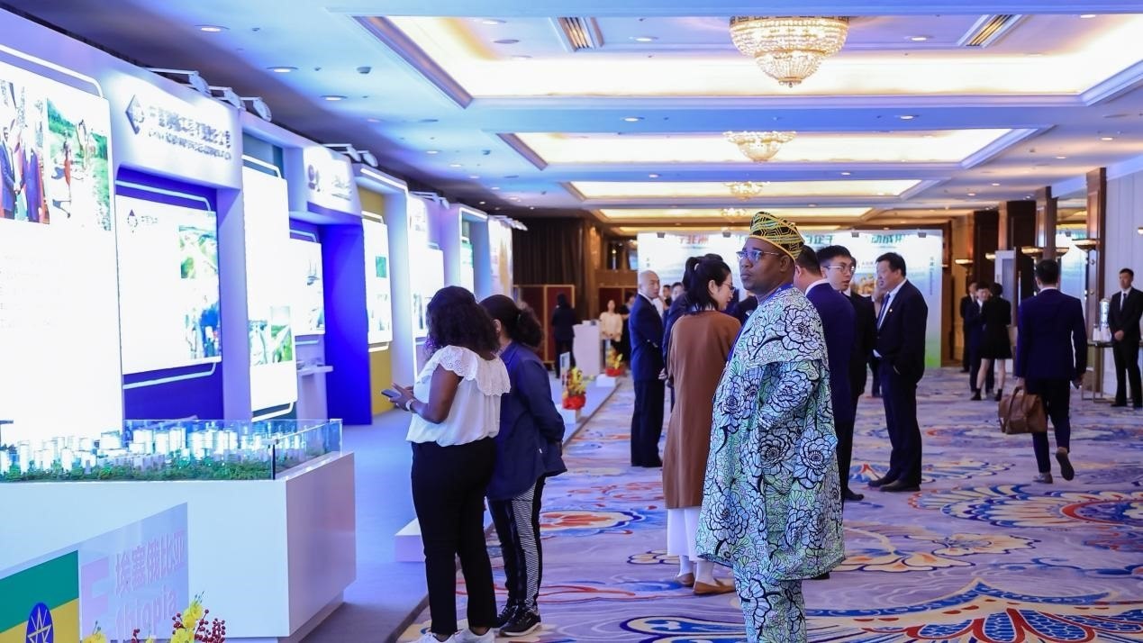 與會(huì)嘉賓參觀主題展覽。主辦方供圖