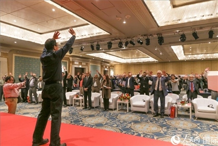 孫武權現場表演中醫(yī)傳統(tǒng)功法易筋經。人民網記者黃培昭攝