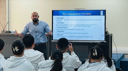 聯(lián)合國內(nèi)羅畢辦事處的工作人員為支隊(duì)成員講解可持續(xù)發(fā)展目標(biāo)。林源攝