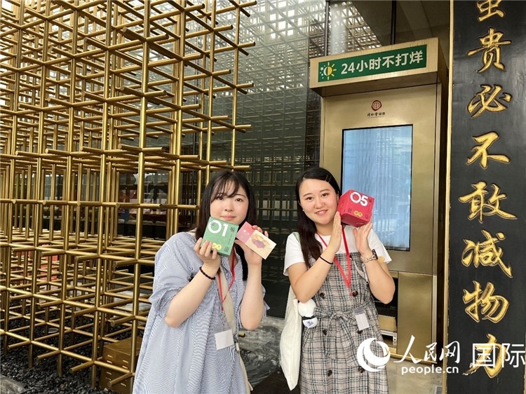 5. 代表團團員展示通過無人售藥機購買的盲盒。（人民網記者陳思 攝）