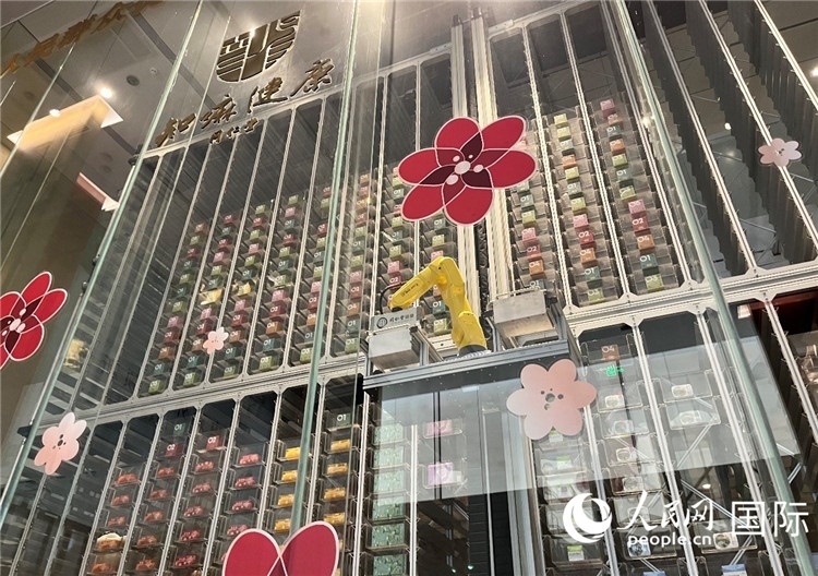 6. 機械臂正在取貨。（人民網記者陳思 攝）