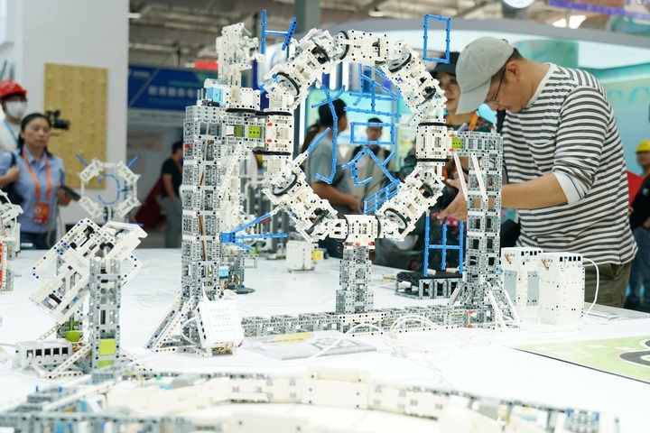 2024年9月11日，記者在服貿(mào)會首鋼園區(qū)教育服務館采訪。新華社記者 張晨霖 攝