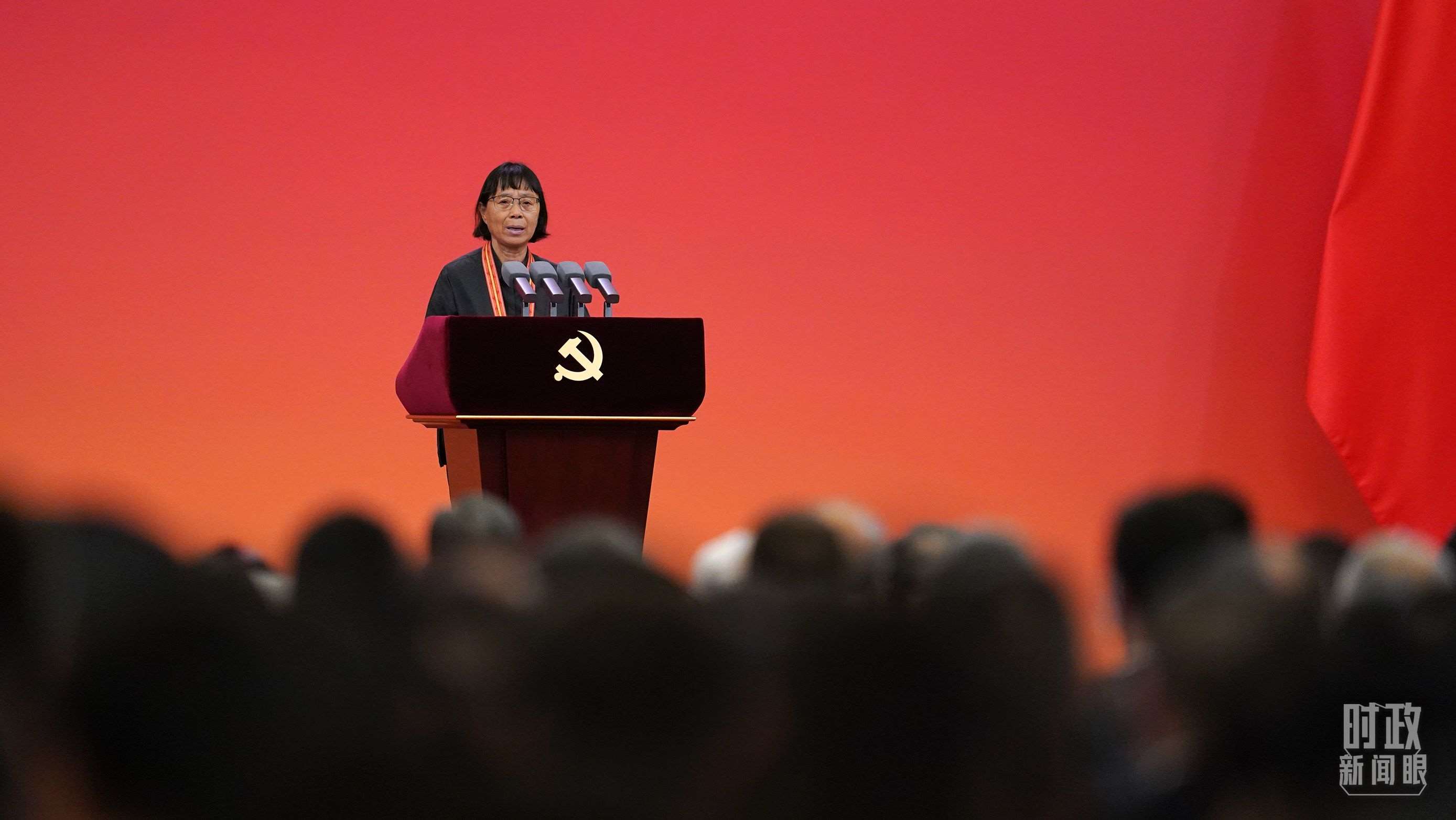  △2021年6月，幫助數(shù)千名貧困山區(qū)女孩圓夢大學(xué)的人民教師張桂梅，代表“七一勛章”獲得者發(fā)言。（總臺國廣記者李晉拍攝）