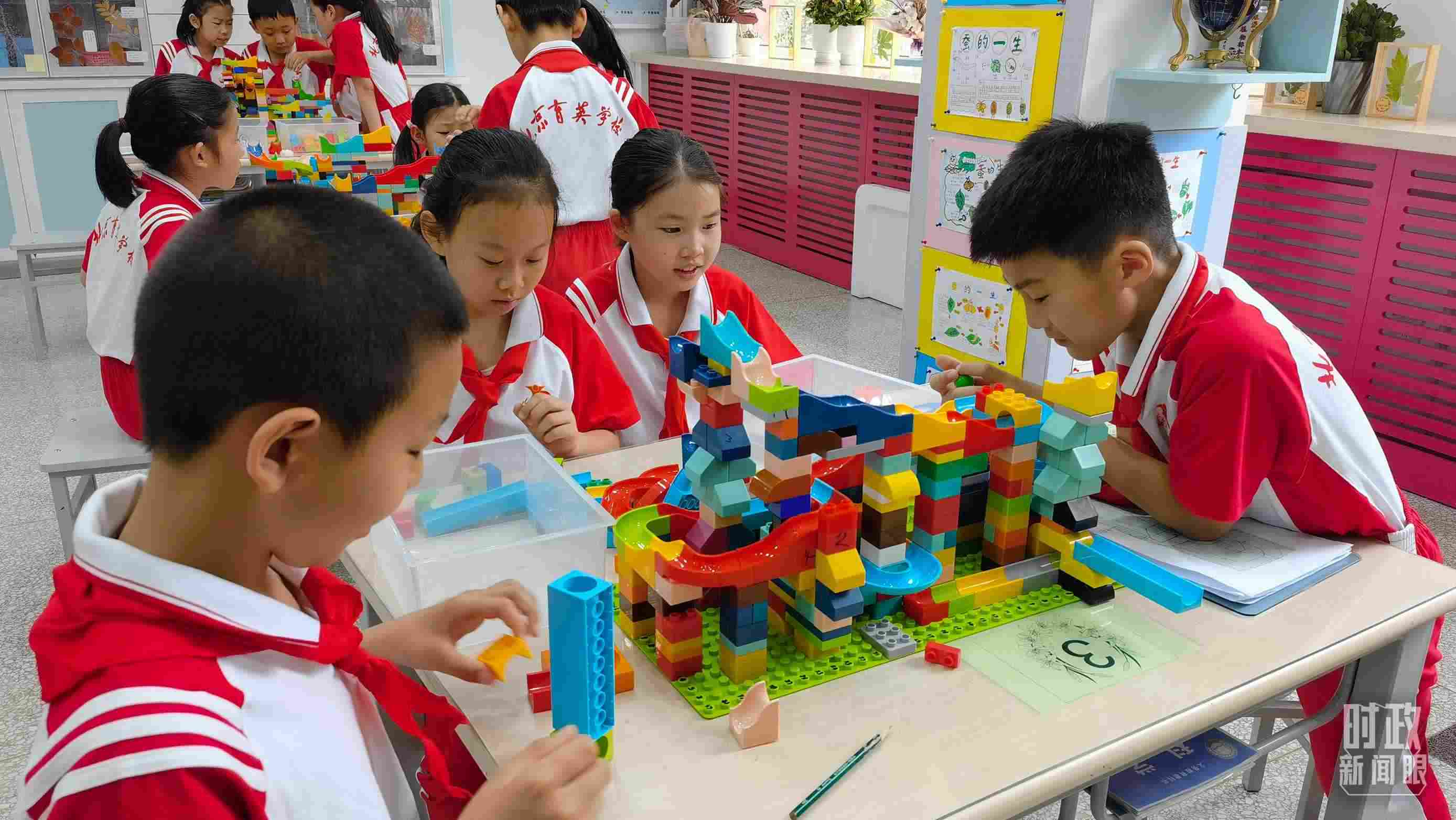  △這是北京育英學(xué)校的科學(xué)教室。2023年5月，習(xí)近平在這里調(diào)研時(shí)，希望同學(xué)們從小樹立“科技創(chuàng)新、強(qiáng)國有我”的志向。（總臺央視記者石丞拍攝）